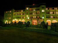 Park Zdrojowy - Sanatorium Wielka Pieniawa - nocą (17)